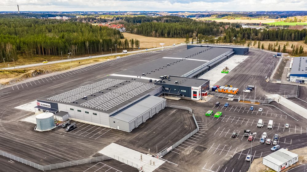 DB Schenkerin 18 000 neliön alueterminaali Liedossa ilmasta kuvattuna