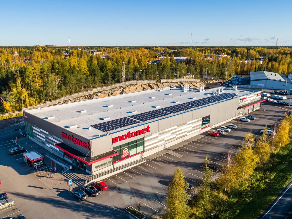 Motonetin myymälärakennus Raumalla ilmasta kuvattuna